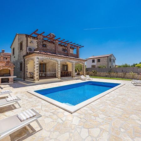 Villa Brioni With Pool By Rentistra Cabrunici Kültér fotó